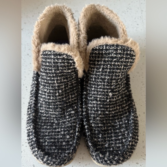 Hey Dude Tan Fuzzy Slippers - Picture 1 of 5